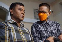 Ayah Vanessa Angel, Doddy Sudrajat (kanan) memberikan keterangan pada media, di rumah duka, di Kembangan, Jakarta Barat, Kamis (4/11). Foto: Jamal Ramadhan/kumparan