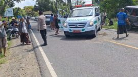 Foto: Tampak Petugas Laka Lantas Polres Sampang Mengevaluasi Kecelakaan yg terjadi di jalan Raya Torjun. Jumat 29/05/2025