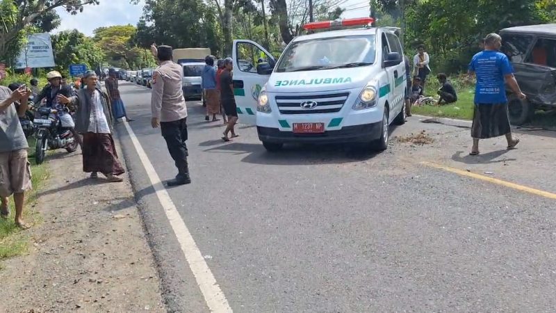 Foto: Tampak Petugas Laka Lantas Polres Sampang Mengevaluasi Kecelakaan yg terjadi di jalan Raya Torjun. Jumat 29/05/2025